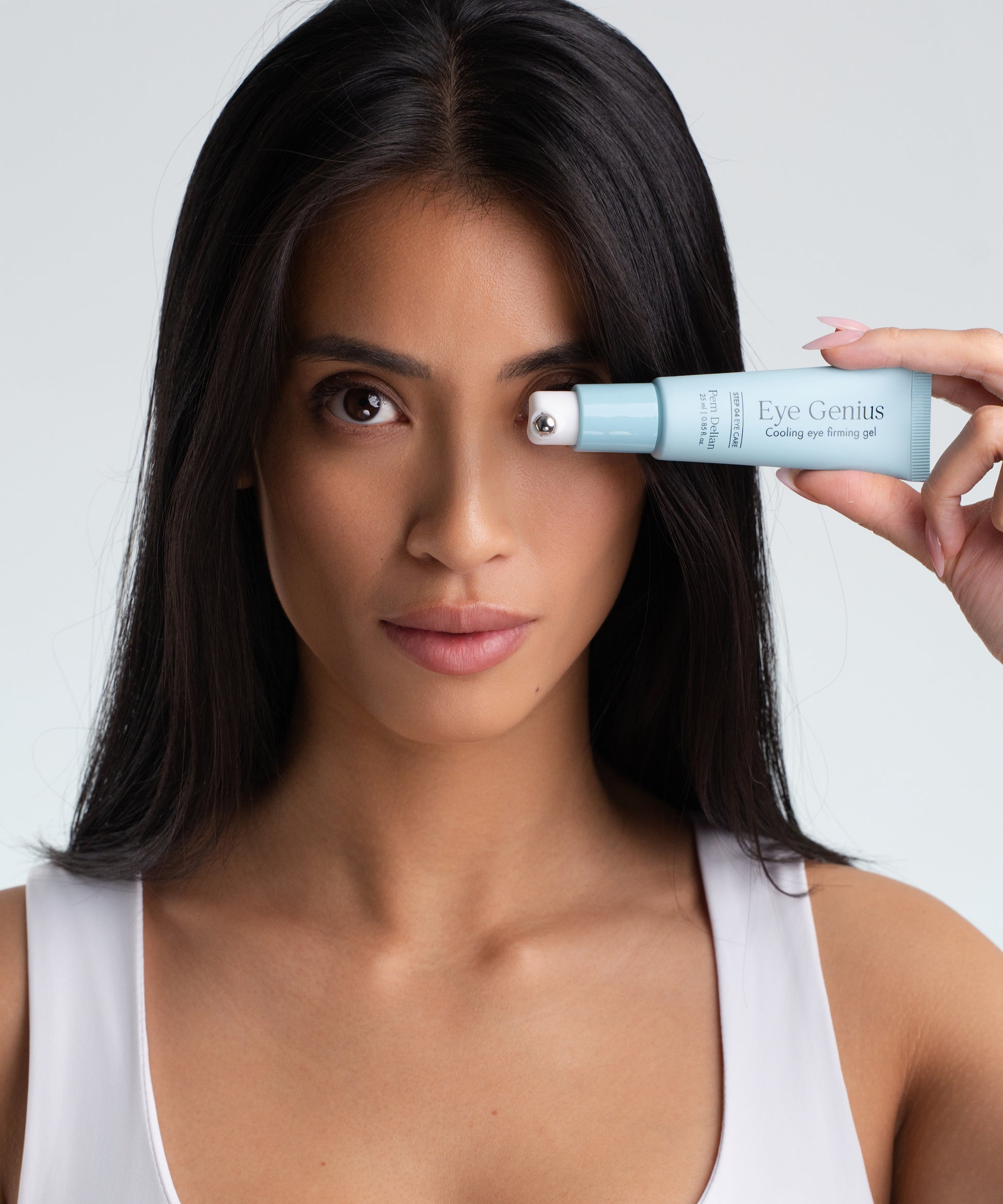 Pem Delian Eye Genius modell kezében tartja, bal szemét eltakarja vele