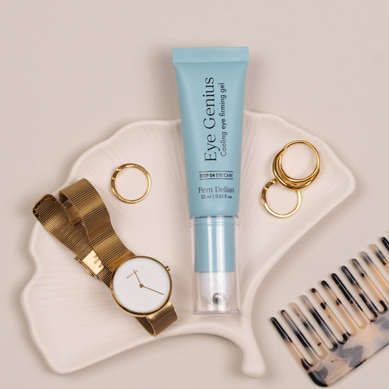 Pem Delian Eye Genius szemkörnyék feszesítő gél levél alakú tányéron, mellette óra, gyűrű, fésű