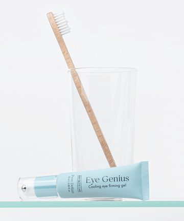 Pem Delian Eye Genius hűsítő szemkörnyékfeszesítő gél polcon fogkefével, pohárral