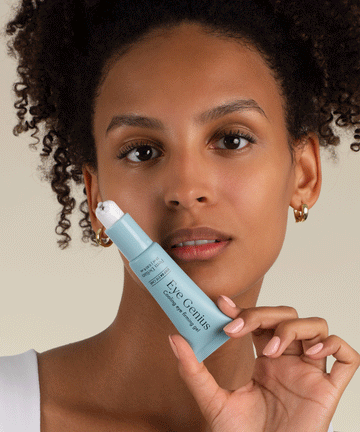 Pem Delian Eye Genius hűsítő szemkörnyékfeszesítő gél kupak nélkül  barna model arca előtt