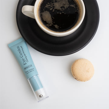 Pem Delian Eye Genius hűsítő szemkörnyékfeszesítő gél fekete kávéval és macaronnal