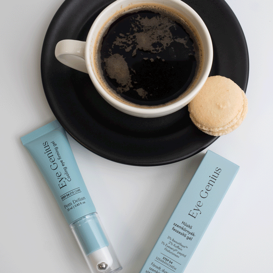 Pem Delian Eye Genius hűsítő szemkörnyékfeszesítő gél dobozzal, kávé és macaron mellett
