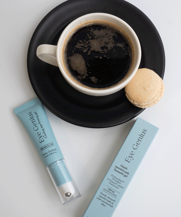 Pem Delian Eye Genius hűsítő szemkörnyékfeszesítő gél dobozzal, kávé és macaron mellett