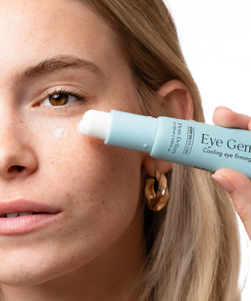 Pem Delian Eye Genius hűsítő szemkörnyékfeszesítő gél kupak nélkül  model szeme előtt