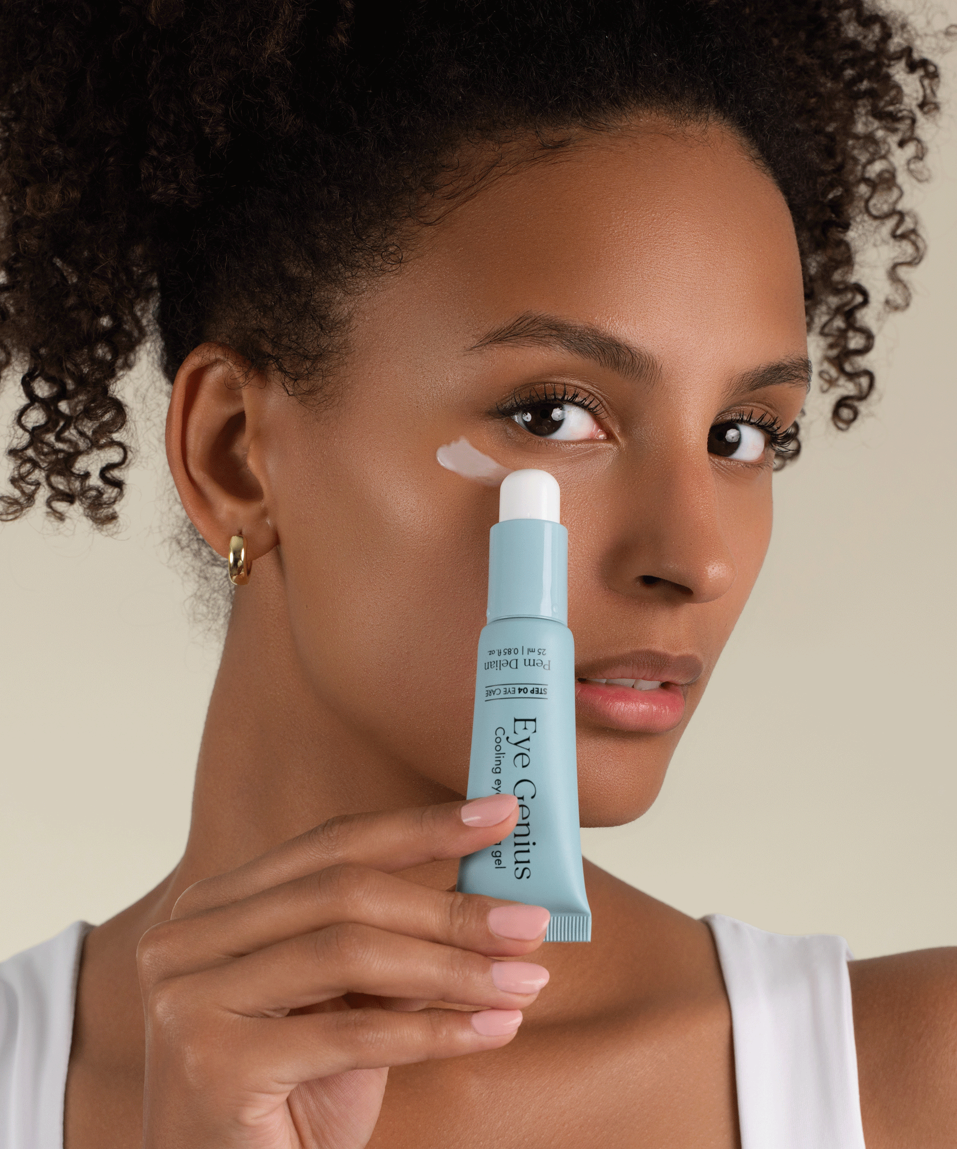 Pem Delian Eye Genius hűsítő szemkörnyékfeszesítő gél textúra kinyomás barna model arcán