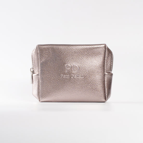 Pem Delian ezüst színű sminktáska fehér háttér