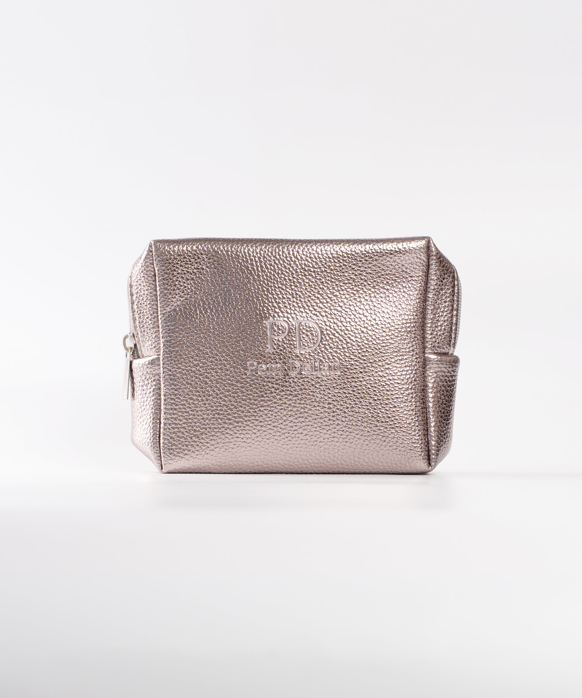 Pem Delian ezüst színű sminktáska fehér háttér