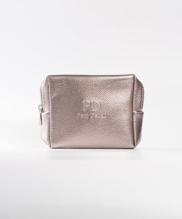 Pem Delian ezüst színű sminktáska fehér háttér