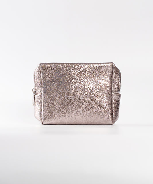 Pem Delian ezüst színű sminktáska fehér háttér