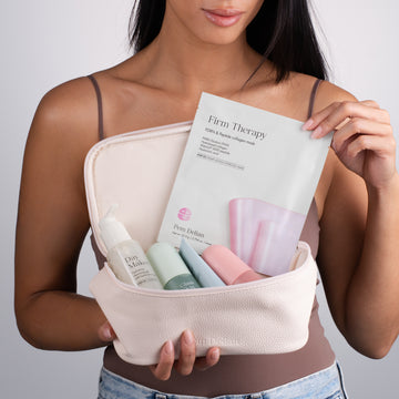 Pem Delian neszesszerben Day Maker arctisztító, Glass Skin toner, Peel Power hámlasztó, Pink Cloud toner, Macaron ajakápoló  és Firm Therapy modell kezében tartva 