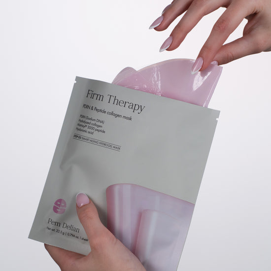 Pem Delian Firm Therapy arcmaszk csomagolásból kihúzva kézben tartva