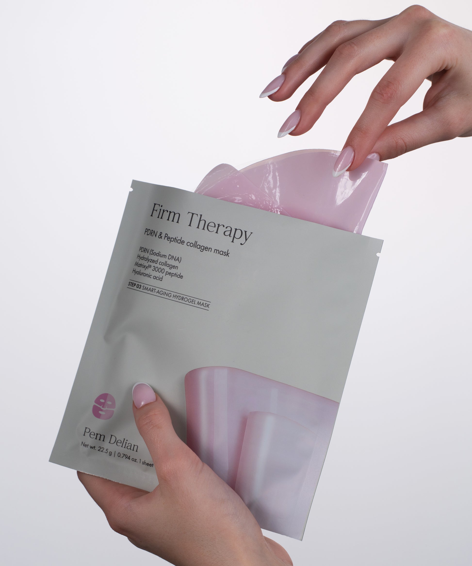Pem Delian Firm Therapy arcmaszk csomagolásból kihúzva kézben tartva