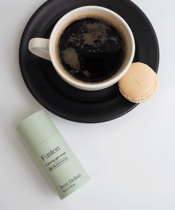 Pem Delian Fusion bőrnyugtató gélkrém mellette kávéval és macaron sütivel, fekete tányéron