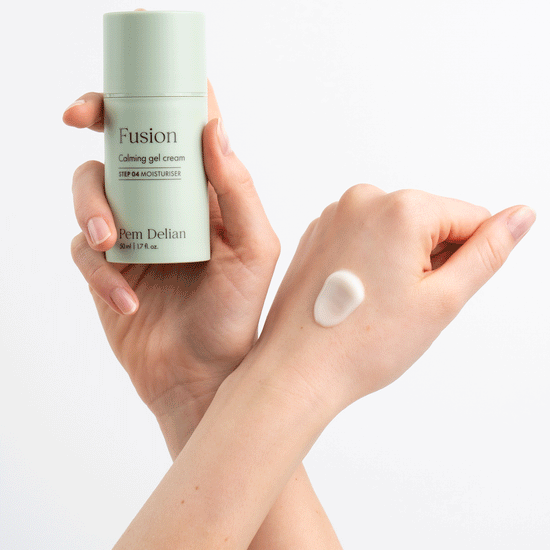 Pem Delian Fusion bőrnyugtató gélkrém kézre kikent textrával, 2% Niacinamide tartalommal, mely a a pigmentfoltok elleni egyik legismertebb hatóanyag   