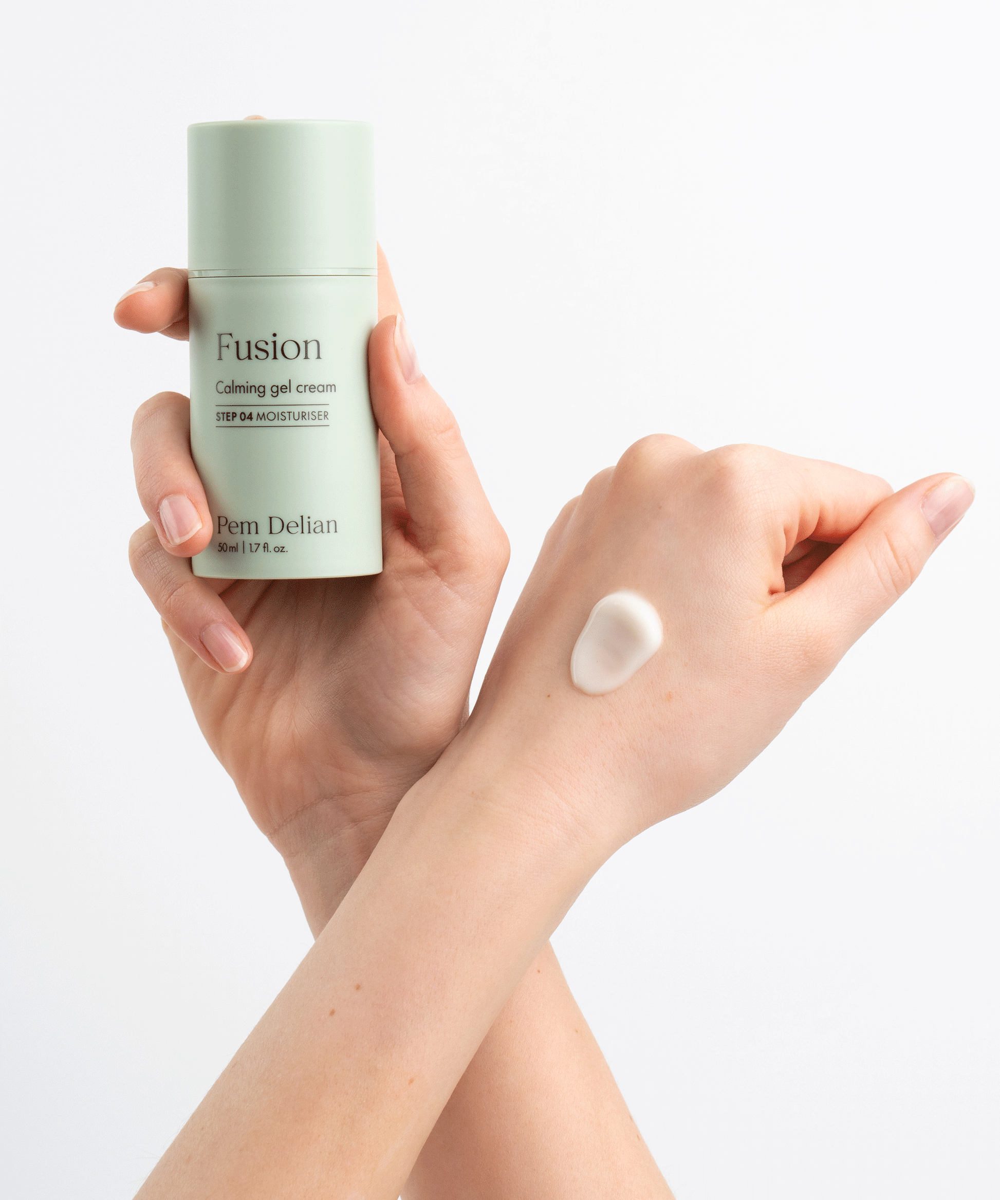 Pem Delian Fusion bőrnyugtató gélkrém kézre kikent textrával, 2% Niacinamide tartalommal, mely a a pigmentfoltok elleni egyik legismertebb hatóanyag   