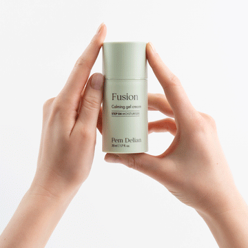 Pem Delian Fusion bőrnyugtató gélkrémet a modell két kézben tartja ujjaival