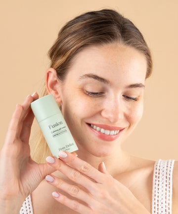 Pem Delian Fusion bőrnyugtató gélkrém modell arca mellett tartva, a modell lefelé néz