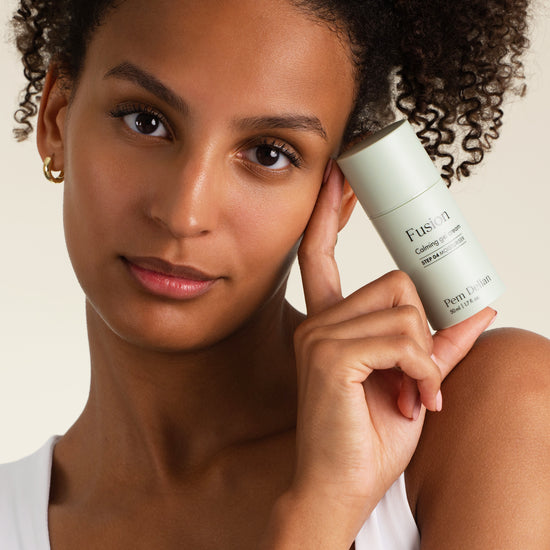 Pem Delian Fusion bőrnyugtató gélkrémet a modell az arca mellett tartja két ujjal