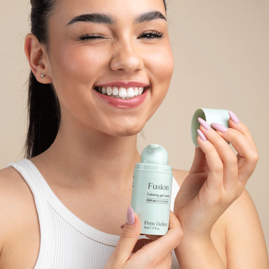 Pem Delian Fusion bőrnyugtató gélkrém modell kezében tartva, a modell mosolyog miközben leveszi a termékről a kupakot