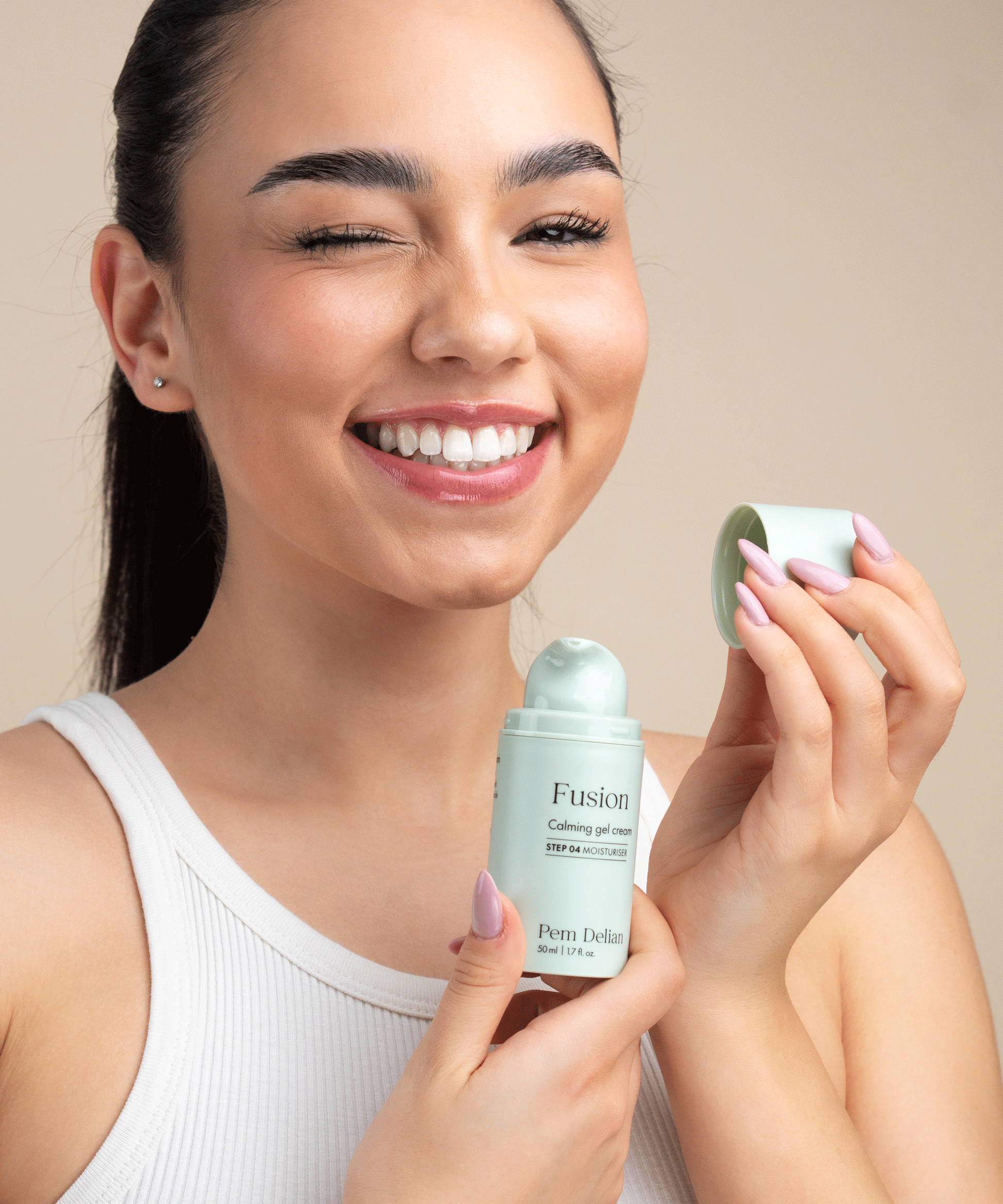 Pem Delian Fusion bőrnyugtató gélkrém modell kezében tartva, a modell mosolyog miközben leveszi a termékről a kupakot