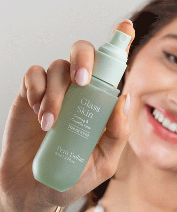 Pem Delian Glass Skin Ginseng & Centella toner modell kezében, háttérben a modell arca homályosan 