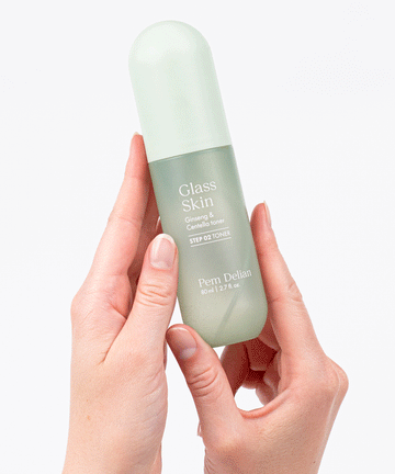 Pem Delian Glass Skin Ginseng & Centella toner modell kezében tarva fehér háttér előtt