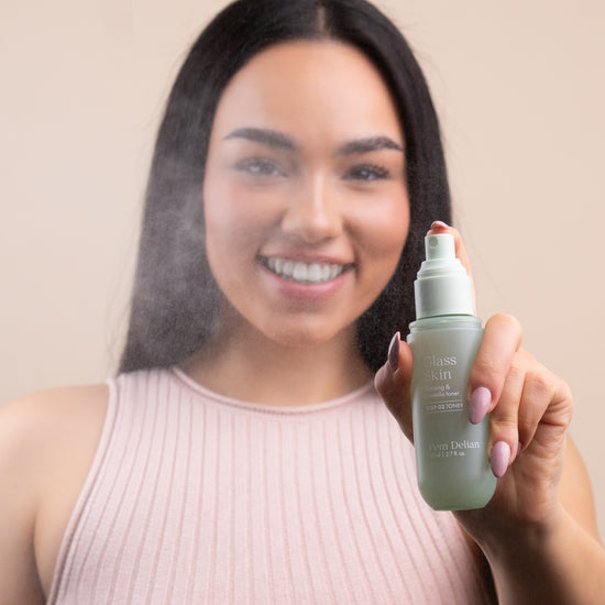 Pem Delian Glass Skin Ginseng & Centella toner modell arca előtt kipermetezve