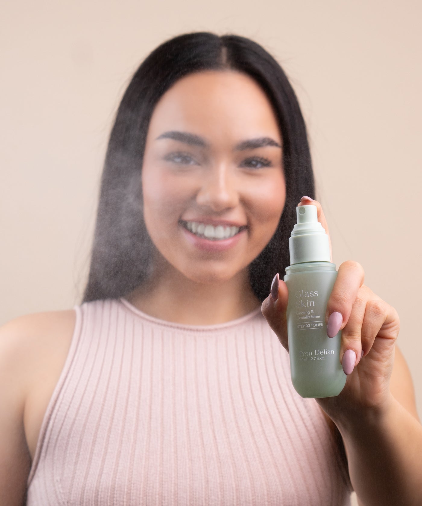 Pem Delian Glass Skin Ginseng & Centella toner modell arca előtt kipermetezve