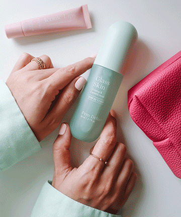 Pem Delian Glass Skin toner ginsenggel és centellával, mellette neszesszer és Iconic Lips blush pink ajakápoló