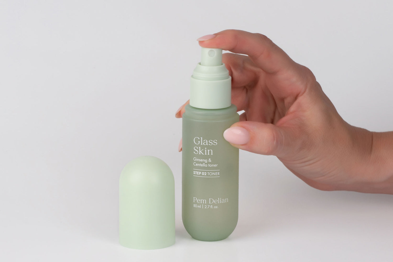 Pem Delian Glass Skin Ginseng & Centella toner kézzel pumpálva, mellette kupakja