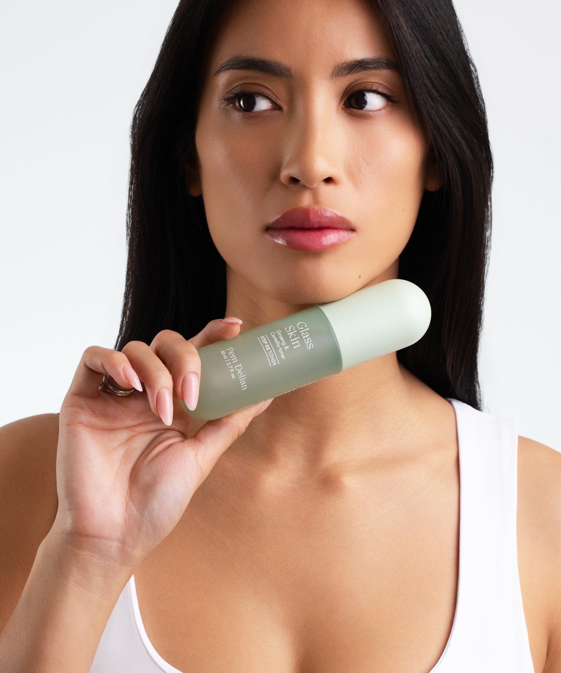 Pem Delian Glass Skin modell álla alatt tartja