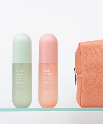 Pem Delian Glass Skin Ginseng & Centella toner mellett Pink Cloud permettel, mellette barack színű neszesszer