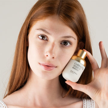 Pem Delian Golden Up hidratáló, ragyogásfokozó fluid hialuronsavval
vörös hajú modell arca mellett kézben tartva