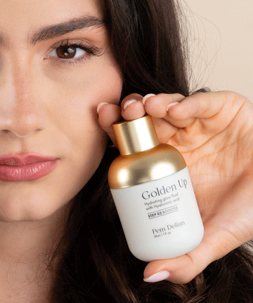 Pem Delian GoldenUp hidratáló, ragyogásfokozó fluid hialuronsavval
barna hajú modell kezében tartva