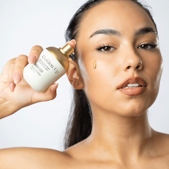 Pem Delian Golden Up hidratáló, ragyogásfokozó fluid hialuronsavval
csepp a barna szemű modell arcán