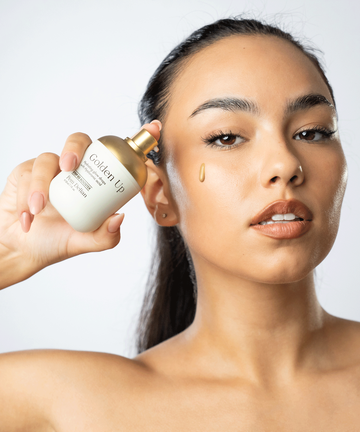 Pem Delian Golden Up hidratáló, ragyogásfokozó fluid hialuronsavval
csepp a barna szemű modell arcán