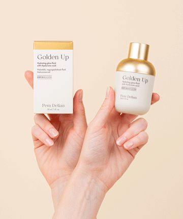 Pem Delian Golden Up hidratáló, ragyogásfokozó fluid hialuronsavval
kézben, a másik kézben a doboza