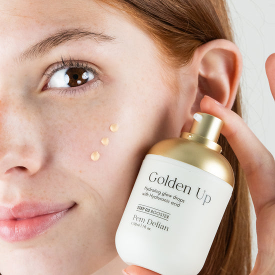 Pem Delian Golden Up hidratáló, ragyogásfokozó fluidból 
árom csepp a vörös hajú modell arcán