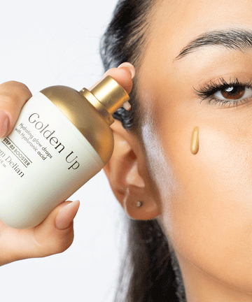 Pem Delian Golden Up hidratáló, ragyogásfokozó fluid hialuronsavval
textúra a barna szemű modell arcán