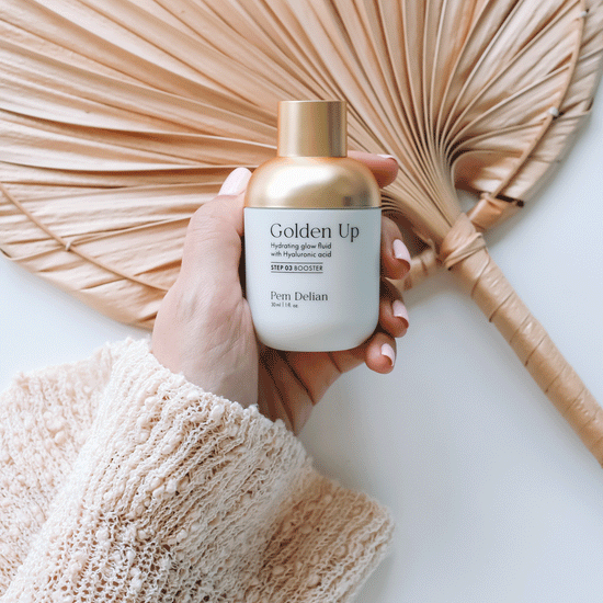 Pem Delian Golden Up hidratáló, ragyogásfokozó fluid hialuronsavval
kézben, legyező előtt