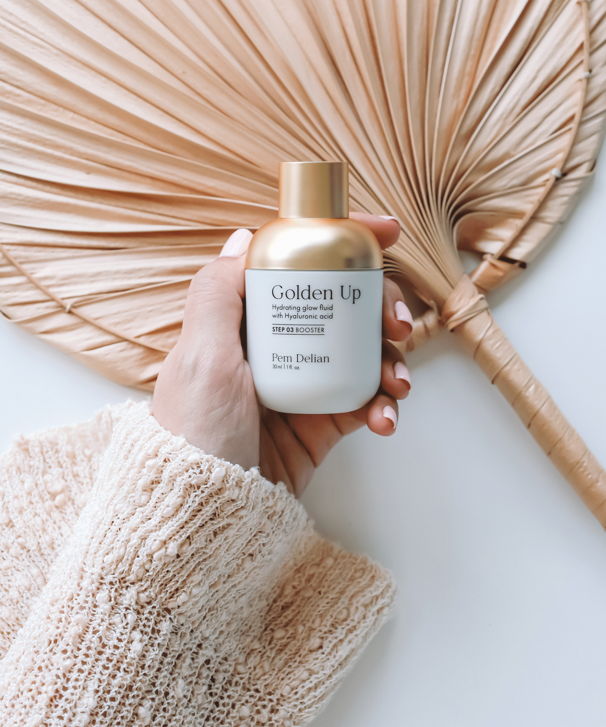 Pem Delian Golden Up hidratáló, ragyogásfokozó fluid hialuronsavval
kézben, legyező előtt