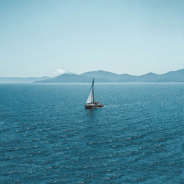 Vitorlás hajó a kék tengeren