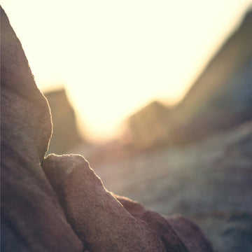 A hegyek fölött beszűrődik a napfény sugara