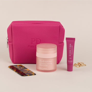 Pem Delian Hydrazone gél állagú hidratáló, mellette neszeszer, Iconic Lips berry ajakápoló, gyűrű, fésű