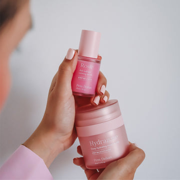 Pem Delian Hydrazone mélyhidratáló arcápoló zselé kollagénnel és Rosie bőrpír elleni nyugtató szérum modell kezében