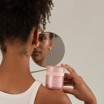 Pem Delian Hydrazone arcápoló zselé tégely a modell vállán, arc a tükörben