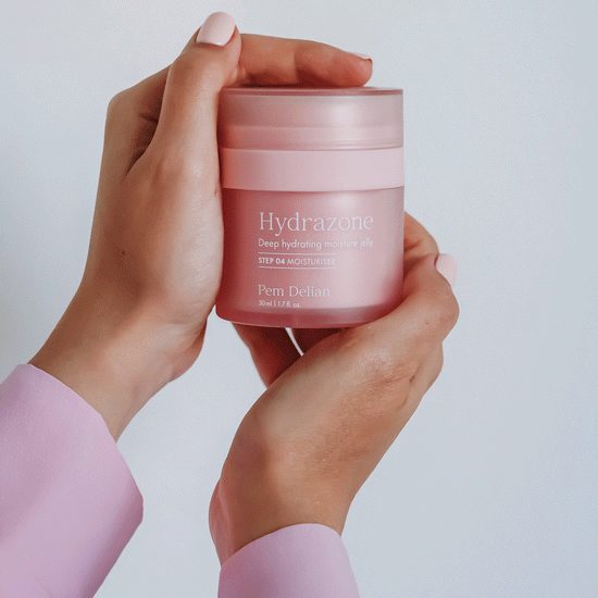 Pem Delian Hydrazone mélyhidratáló arcápoló zselé modell kezében, rózsaszín ing