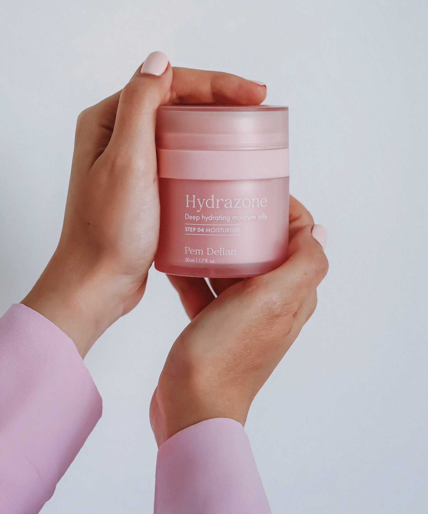 Pem Delian Hydrazone mélyhidratáló arcápoló zselé modell kezében, rózsaszín ing