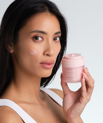 Pem Delian Hydrazone modell kezében tartva, textúra az arcon