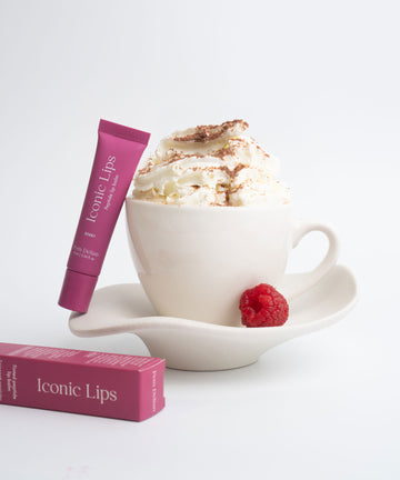 Iconic Lips berry színezett, ízesített, peptides ajakápoló fehér kávéscsészében, málnával , tejszínhabbal